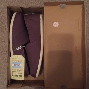 NWT! BRAND NEW women’s TOMS size 9, Ash Canvas